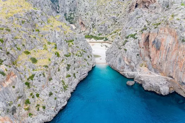 Nordküste Mallorcas: Luftaufnahme der Schlucht von Sa Calobra bei der Mündung des Torrent de Pareis