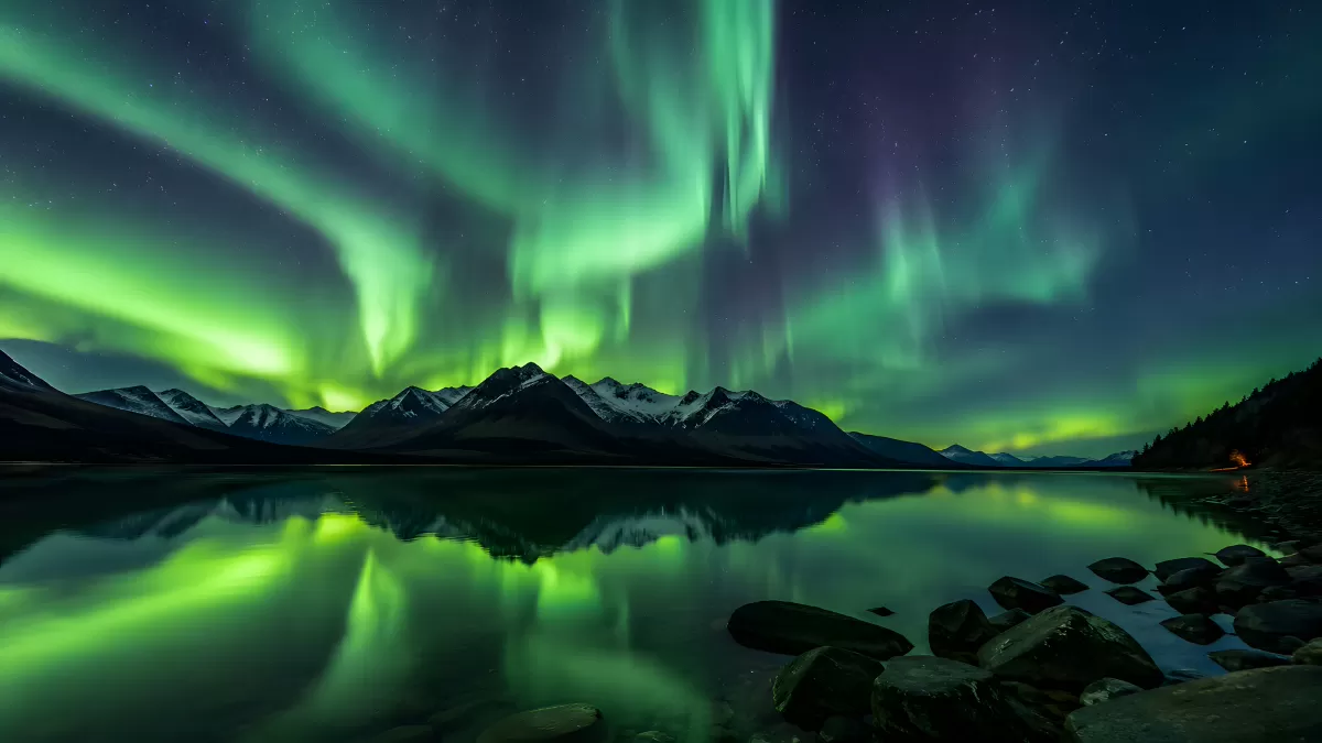 Nordlichter spiegeln sich in einem Bergsee