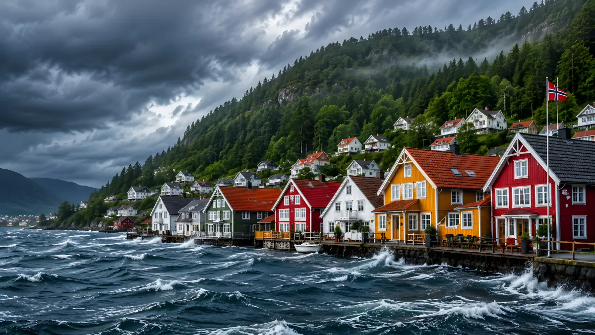Norwegen Küstendorf mit bunten Holzhäusern am Fjord