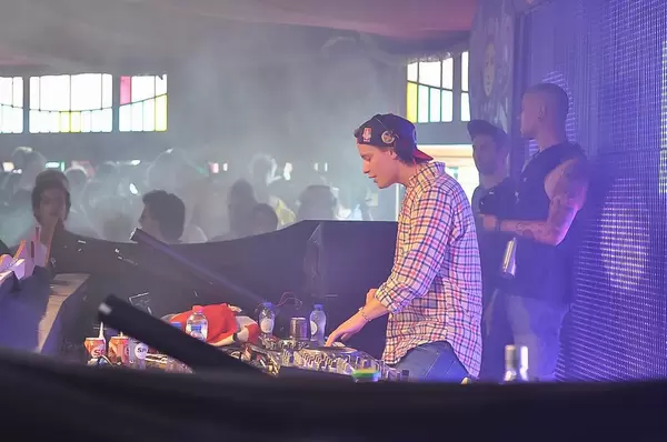 Norwegischer DJ legt bei einem Elektrofestival auf