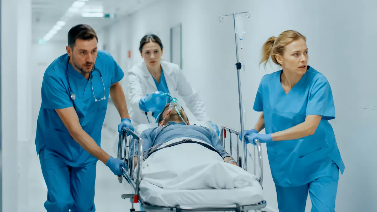Notaufnahme-Team schiebt Patienten auf Krankenbett