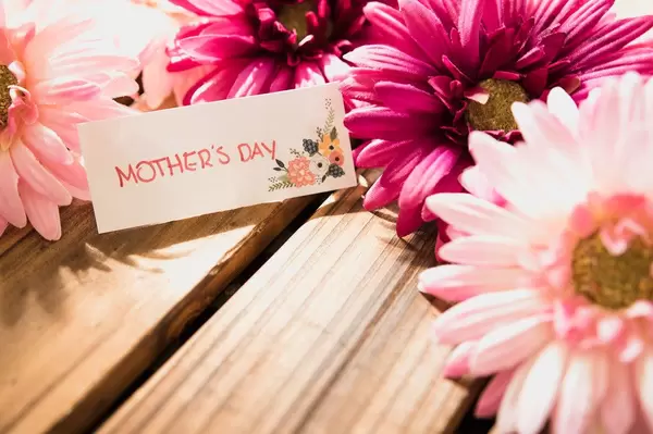 Note reading MOTHER'S DAY over a wooden table