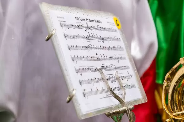 Notenblatt für das in kölscher Mundart geschriebene Karnevalslied "Mir losse d’r Dom en Kölle" ("Wir lassen den Dom in Köln") beim Rosenmontagsumzug 2020 in Köln