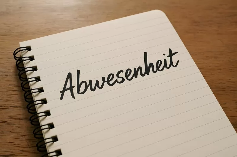 Notiz Abwesenheit auf Schreibtisch mit Spiralblock