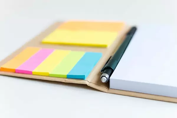 Notizbuch für Geschäftsleute, mit bunten Post-its Klebezettel