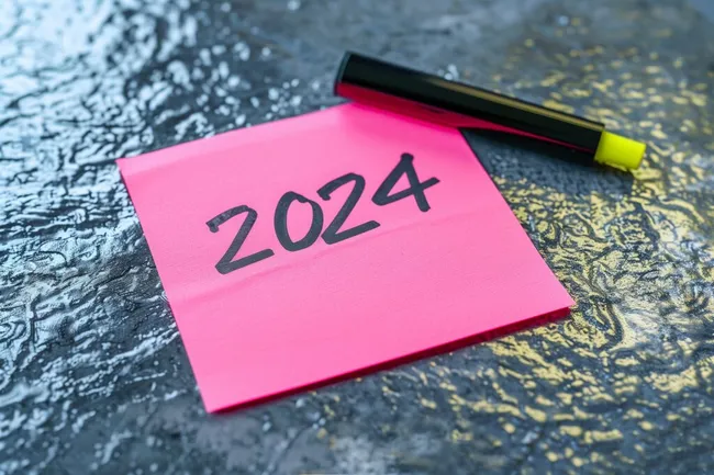 Notizzettel mit handschriftlichem Text 2024