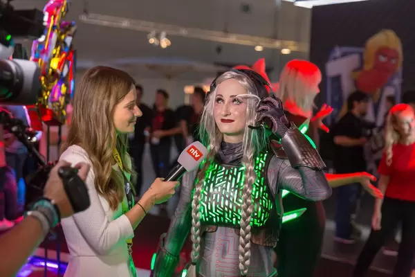 ntv interviewt eine Cosplayerin auf der Gamescom