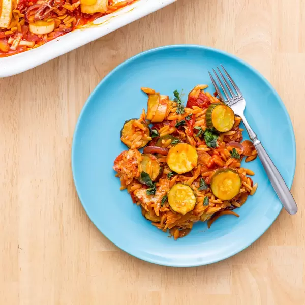 Nudelauflauf mit Gurken und Zucchini