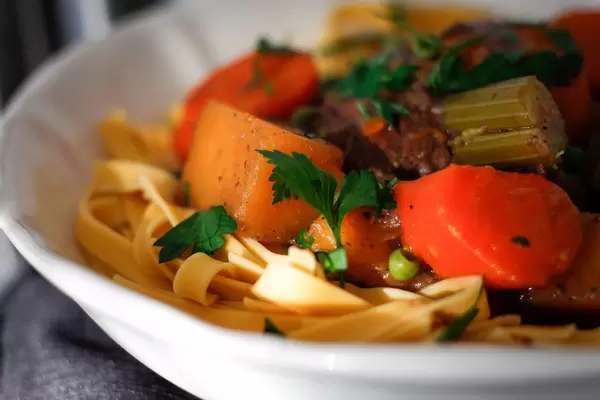 Nudeln mit Gemüse und Rinder-Eintopf