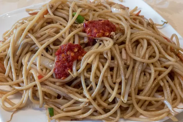 Nudeln mit Hühnchen und scharfer asiatischer Soße