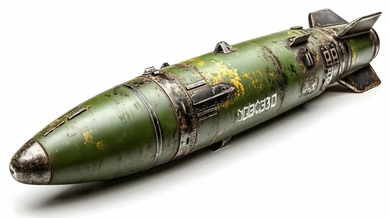 Nuklearsprengkopf isoliert auf weißem Hintergrund