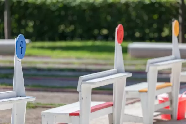 Nummerierte Holzstühle auf dem Bouleplatz