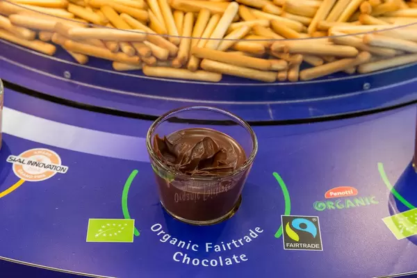 Nuss-Nougat-Creme Alternative, Bio und Fairtrade-Schokolade zum Dippen und als Aufstrich