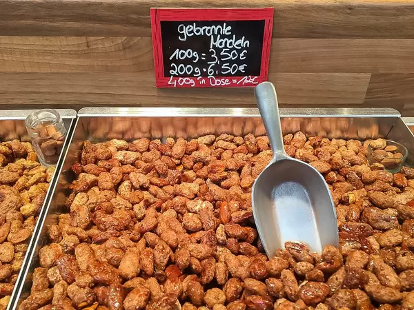 Nüsse als weihnachtliche Nascherei an einem Marktstand