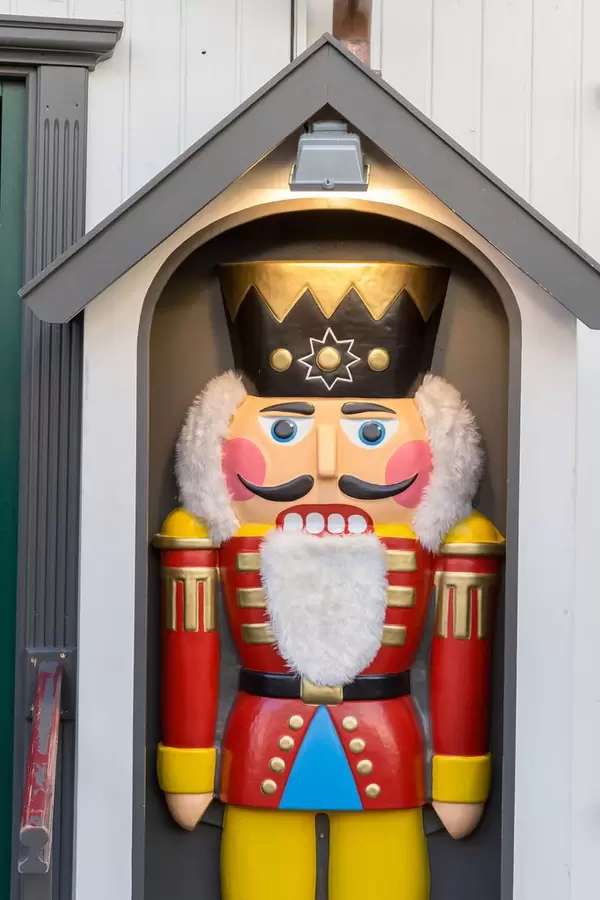 Nussknacker König rot gelb in Häuschen am Neumarkt in Köln