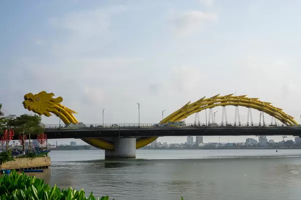 Öffentlicher Park mit Straßenlaternen in Herz-Form neben der Drachenbrücke über den Han Fluss in Da Nang, Vietnam