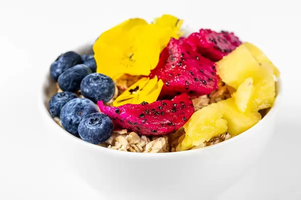 Oatmeal porridge with fresh fruit and yellow flowers (Flip 2020)