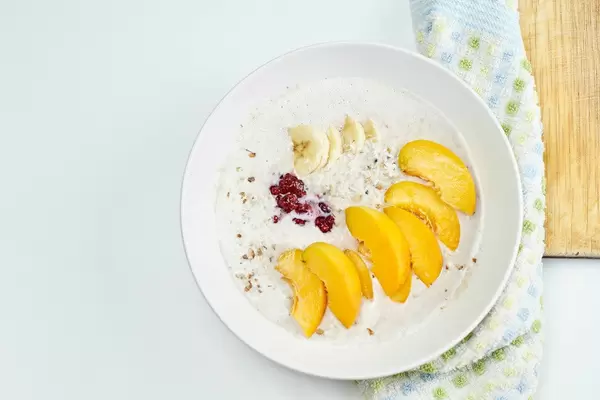 Oatmeal with banana and peach slices