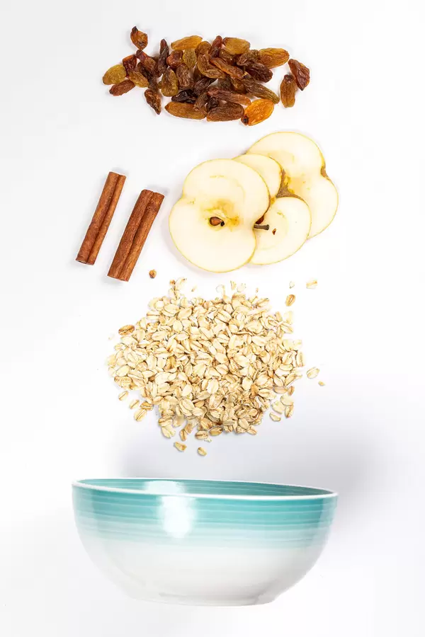 Oatmeal with raisins, apples and cinnamon. A delicious breakfast recipe