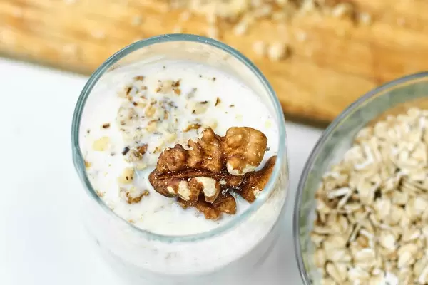 Oats smoothie with walnut for breakfast