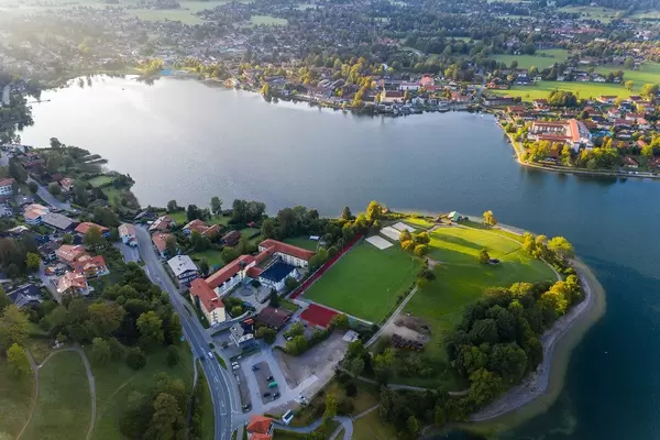 Obene Aufnahme vom Tegernsee mit den umliegenden Städten im Herbst