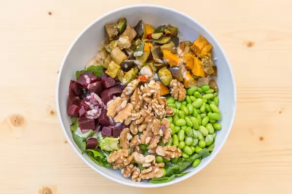 Obene Aufnahme von dem Vegan Bowl mit gegrilltem Gemüse, Walnüsse, Reis und Soja-Sesam Dressing in Simons Stubin in München