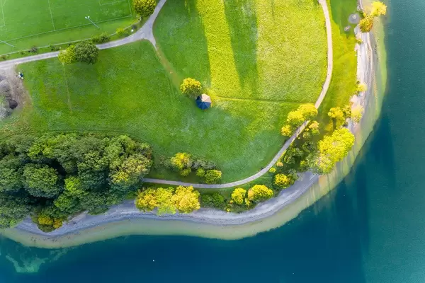 Obene Aufnahme von der Stadt Leeberg am Ufer des Tegernsees in Bayern, Deutschland