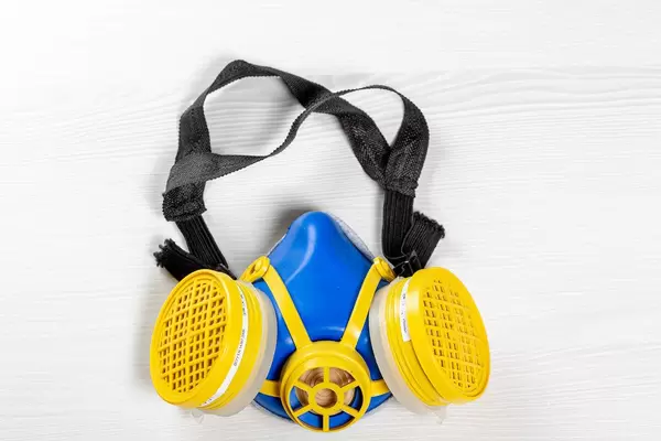 Obene Aufnahme von einer Mehrzweck-Atemschutzmaske auf einem Holztisch