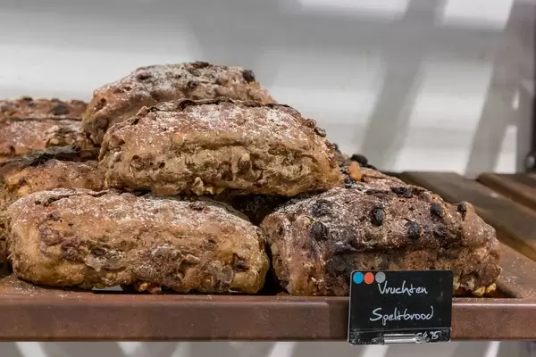 Obst-Dinkelbrötchen, in den Niederlanden Vruchten Speltbrood genannt, in Verkaufskauslage