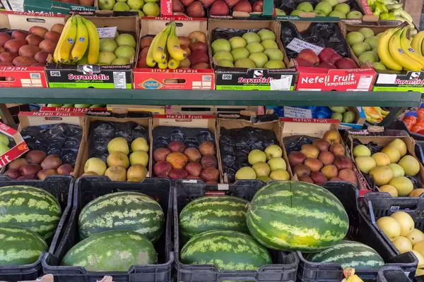 Obst in einem Supermarkt in der Agias Sofias Straße in Thessaloniki