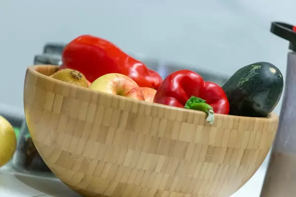 Obst und Gemüse in einer Holzschüssel