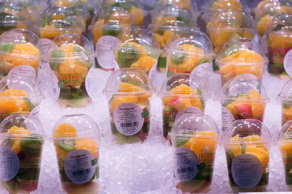 Obstbecher kaltgestellt in Eis