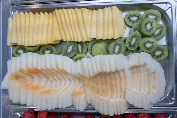 Obstplatte mit Melone, Kiwi und Ananas
