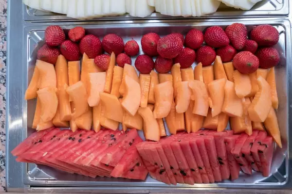 Obstplatte mit Melone, Wassermelone und Erdbeere