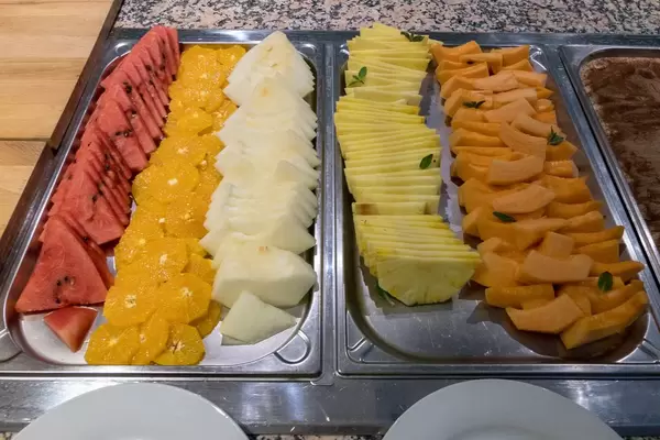 Obstplatten mit Melone, Ananas, Zuckermelone, Orange, Wassermelone