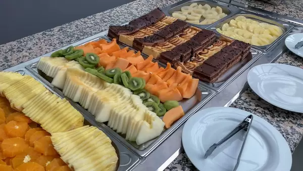 Obstplatten und Kuchenplatte. Büfett