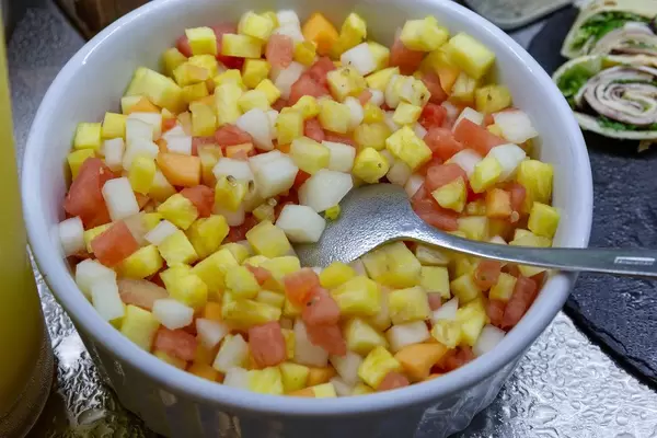 Obstsalat mir Ananas, Apfel und Melone in einer Schüssel
