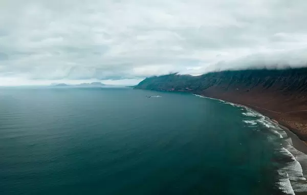Ocean surrounding mountain range in an island / Umgebender Gebirgszug des Ozeans in einer Insel