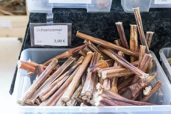 Ochsenziemer Leckerlies für Hunde in einer Plastikkiste, auf der Hundemesse 2019 in Köln