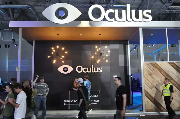 Oculus fair stand and passing visitors