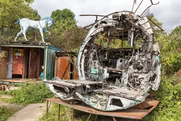 Odonien: Flugzeug-Wrack und blaues Pferd