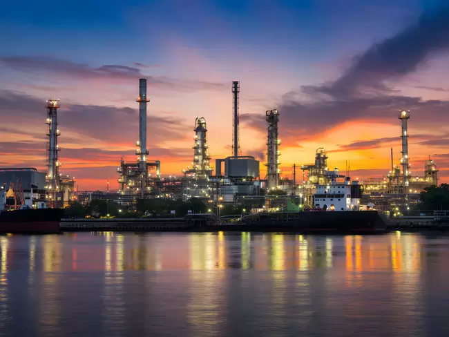 Öl-Raffinerie im Sonnenuntergang