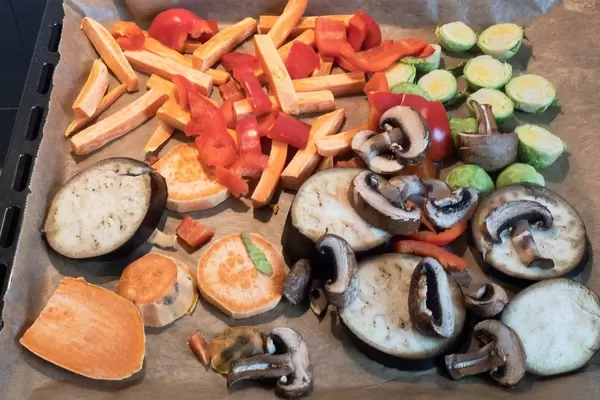 Ofengemüse: Aubergine, Champignons, Kürbis, Paprika und Mini-Kohlköpfe
