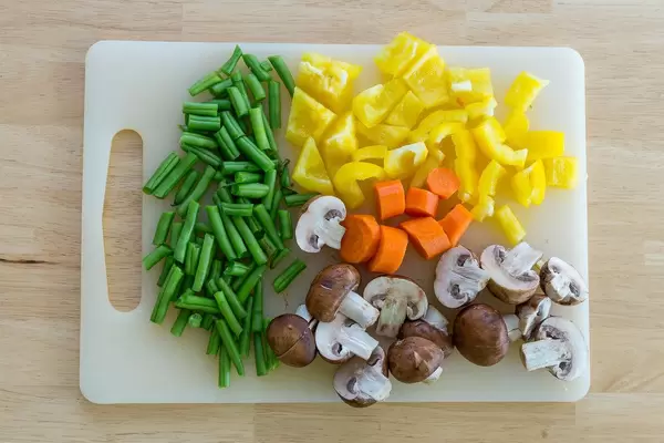 Ofengemüse auf einem Schneidebrett