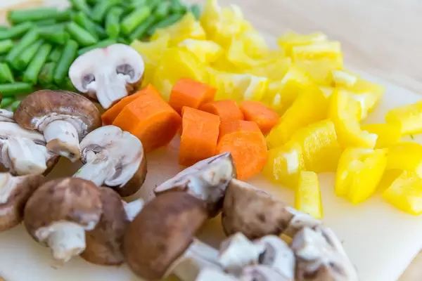 Ofengemüse: gelbe Paprika, Möhren, Champignons und Brechbohnen