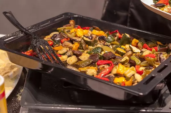 Ofengemüse in einem Ofenblech