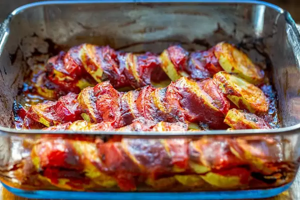 Ofengemüse in er Auflaufform, mit Käse überbacken