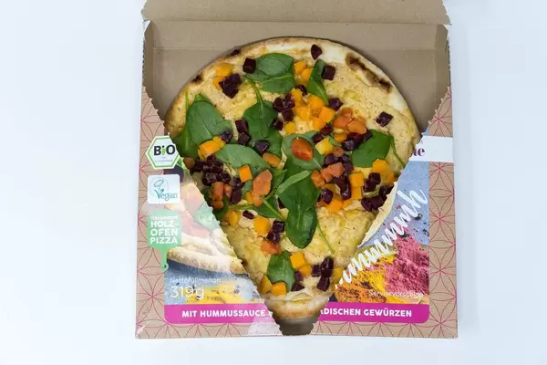 Offene Packung von Followfood Yoga-Pizza Vegan. Mit Bio-Dinkelboden und ausgewähltem Bio-Gemüse