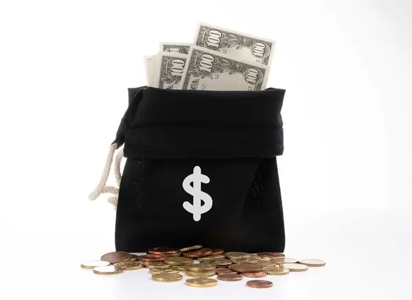 Offener Geldsack mit Dollar-Scheinen, Kleingeld und einem Dollar-Symbol