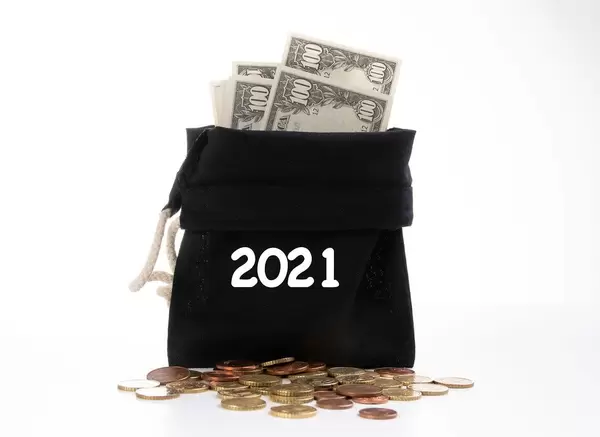 Offener Geldsack mit Dollar-Scheinen und Kleingeld für das Jahr 2021